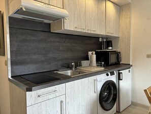Kühlschrank, Mikrowelle, Ofen, Wasserkocher mit Kaffee-/Teezubehör