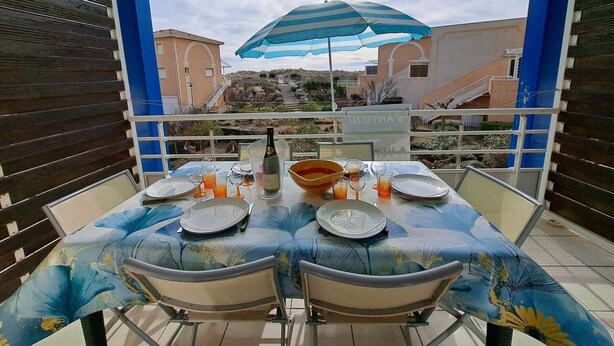 Outdoor dining - "Charming 2-Room Apartment with Direct Beach Access and Sunny Terrace" (Marseillan-Plage)