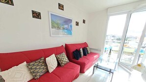 Living area - "Charming 2-Room Apartment with Direct Beach Access and Sunny Terrace" (Marseillan-Plage)