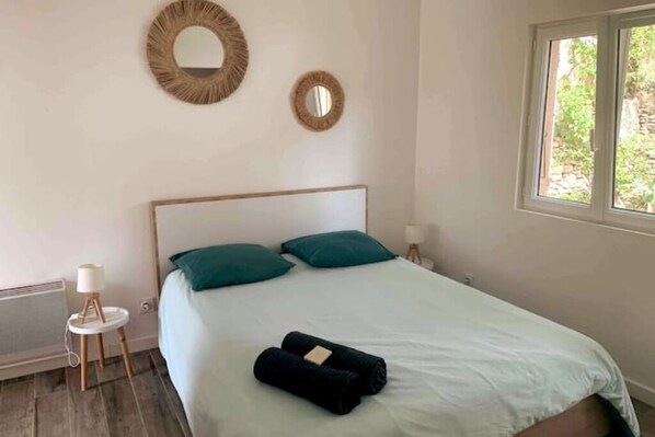 2 室のベッドルー  ム、WiFi、ベッドシーツ