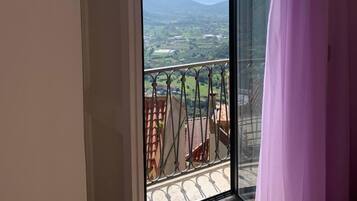 Deluxe Room | 1 bedroom, memory foam beds, free WiFi, bed sheets