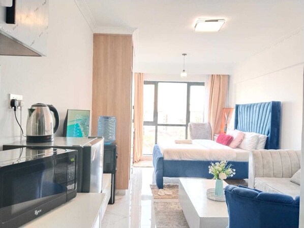 Klassieke studio suite | Woonruimte | Een 50-inch smart-tv met kabelzenders