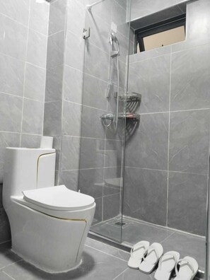 Classic Studio Suite | Bathroom | Rainfall showerhead, free toiletries, bathrobes, slippers