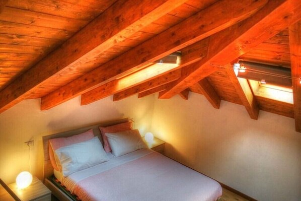 2 bedrooms, iron/ironing board, travel cot, free WiFi