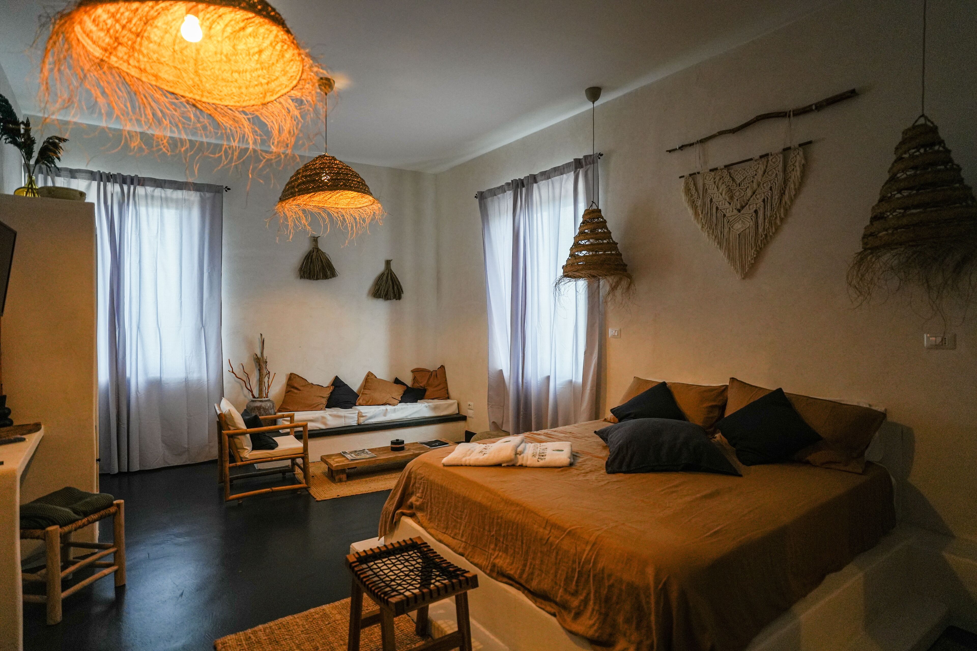 Un dormitorio acogedor con cama, sofá y escritorio.
