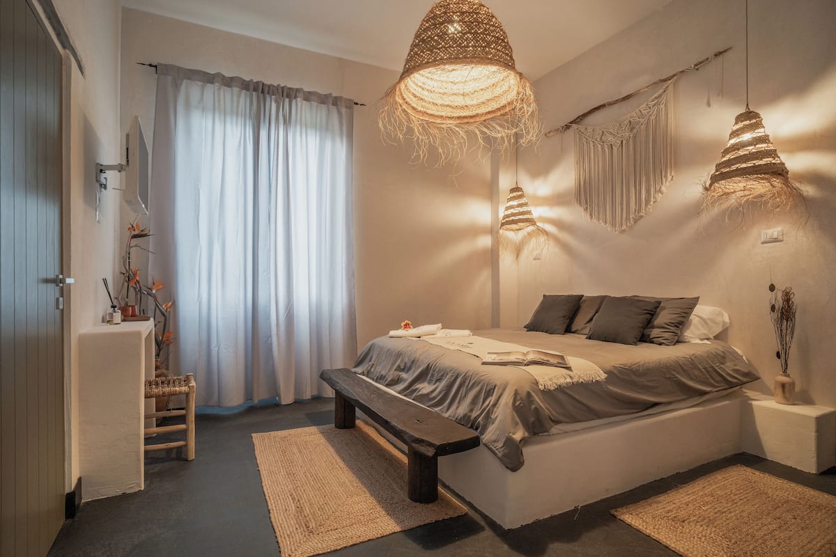 1 Schlafzimmer, individuell dekoriert, schallisolierte Zimmer