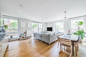 Fridge, microwave, oven, stovetop - Beautiful 3-bed Apartment in Brentford (Brentford)