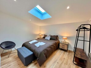 3 bedrooms, iron/ironing board, WiFi, bed sheets