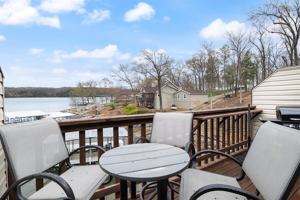 Outdoor dining - Lakefront Condo Near Margaritaville (Osage Beach)