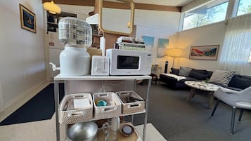 TV connectée, livres, chaîne hi-fi, écrans d'ordinateur