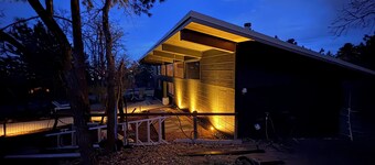 Skyway Retreat: Peaceful Secluded Mid-Century Guesthouse - Amazing Location!