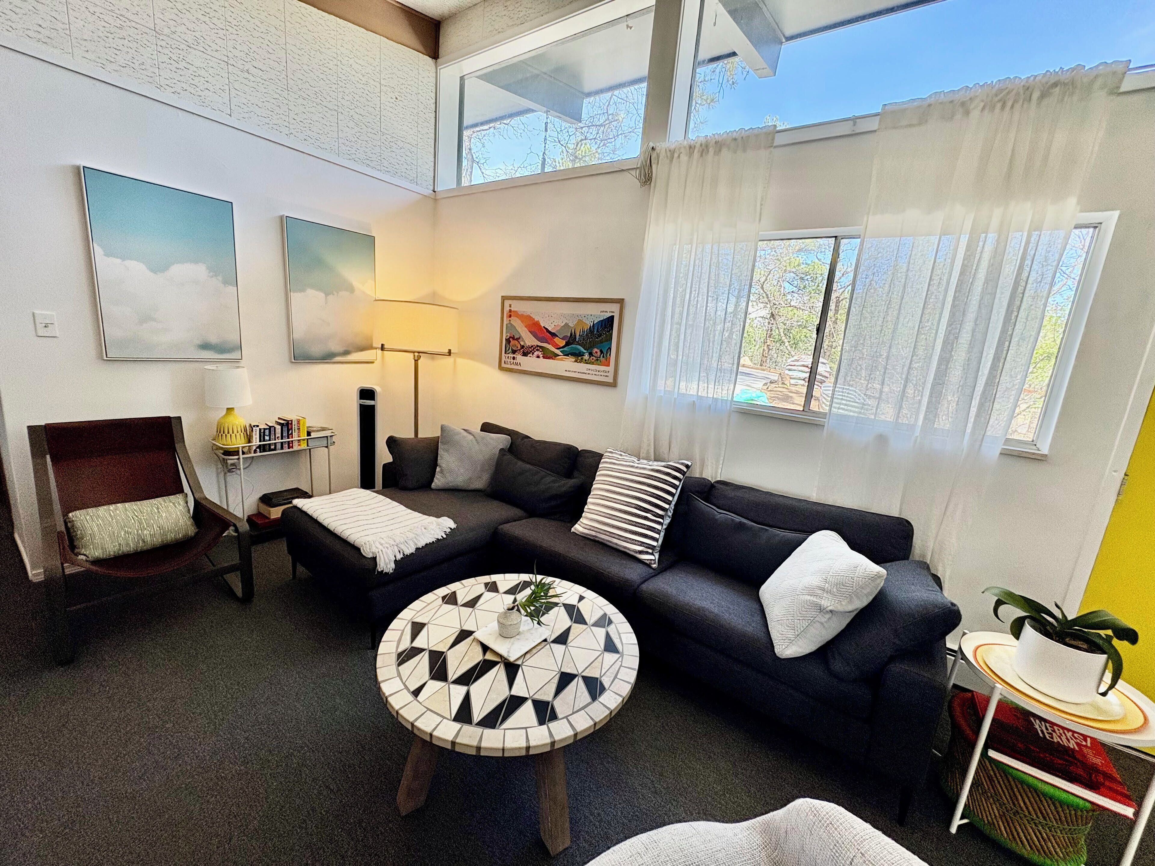 TV connectée, livres, chaîne hi-fi, écrans d'ordinateur