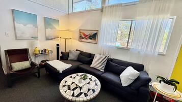 TV connectée, livres, chaîne hi-fi, écrans d'ordinateur