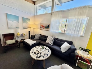 Smart TV, books, stereo, computer monitors - Skyway Retreat: Peaceful Secluded Mid-Century Guesthouse - Amazing Location! (Colorado Springs)