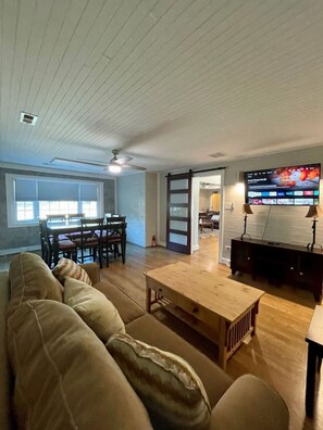 Una Smart TV, una chimenea