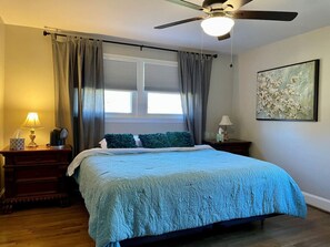 4 bedrooms, desk, iron/ironing board, WiFi - Urban Retreat near Wake Forest & Downtown WS (Winston-Salem)