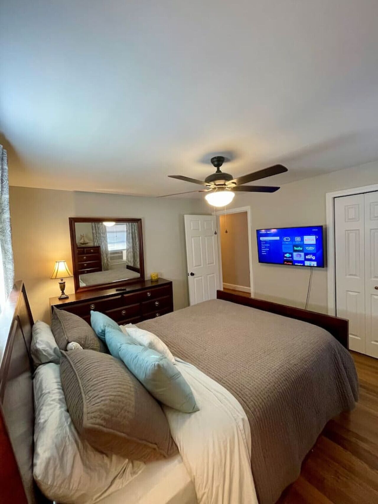 4 bedrooms, desk, iron/ironing board, WiFi