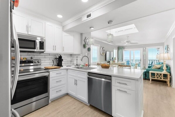 Kjøleskap, mikrobølgeovn, ovn og kokeplater