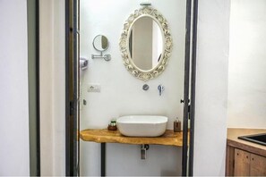 Hair dryer, bidet, towels, toilet paper - Queen Room with Garden View (Tricase)
