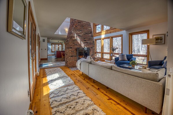 Smart-tv, een open haard en een kantoor