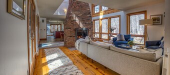 Idyllic Retreat; Hot Tub/Sauna by Evergreen Home