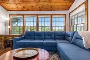 Una televisión, un reproductor de DVD, una oficina