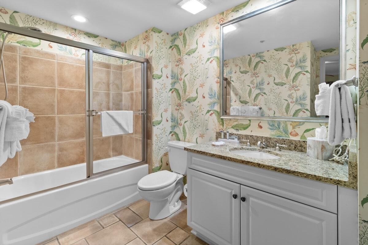 Ein Badezimmer mit Dusche, Toilette und Waschbecken.