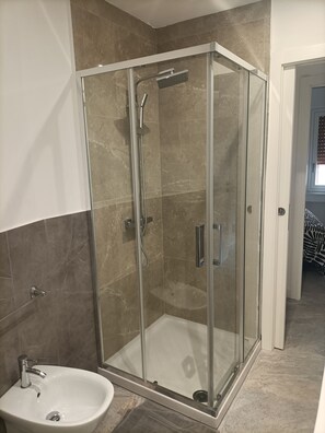 Chuveiro, secador de cabelo, bidê, toalhas de banho