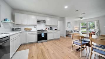 Køleskab, mikrobølgeovn, ovn, kogeplade