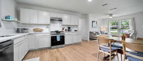 Een koelkast, een microgolfoven, een oven, een kookplaat