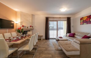 Een televisie en tafelvoetbal