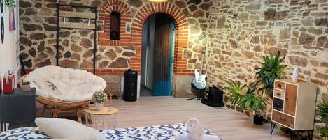 5 bedrooms, desk, iron/ironing board, WiFi