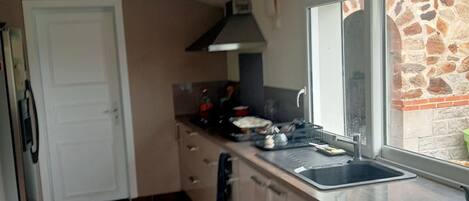 Microondas, horno, placa de cocina y utensilios de cocina