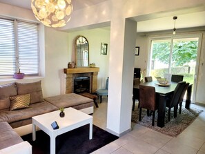 Cheminée, jeux vidéo, écrans d'ordinateur, imprimantes