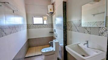 Deluxe Double Room | Bathroom | Slippers