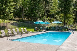 Piscine couverte, piscine extérieure