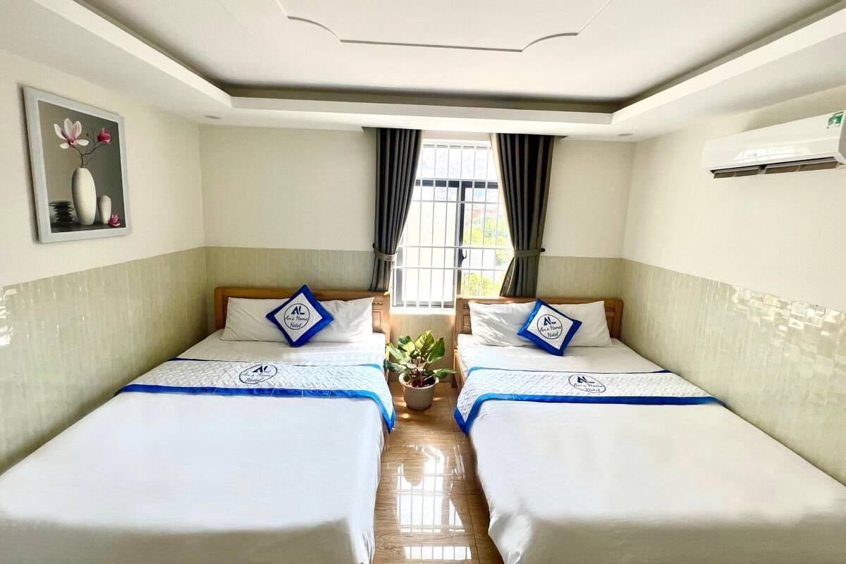 Egyptian cotton sheets, premium bedding, pillowtop beds, desk