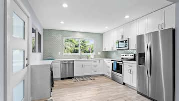 Frigorífico, microondas, horno y placa de cocina