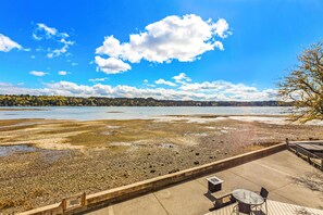 Beach - Tranquil Waterfront Home. Private Hot Tub. (Belfair)