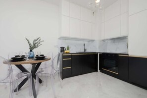 Kylskåp, mikrovågsugn, ugn och spishäll