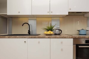 Réfrigérateur, four, plaque de cuisson, lave-vaisselle