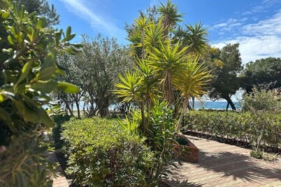 Beachfront House - Private Terrace - 6 Guests