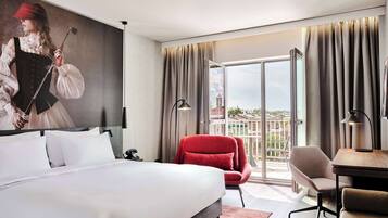 Caja de seguridad en la habitación y escritorio