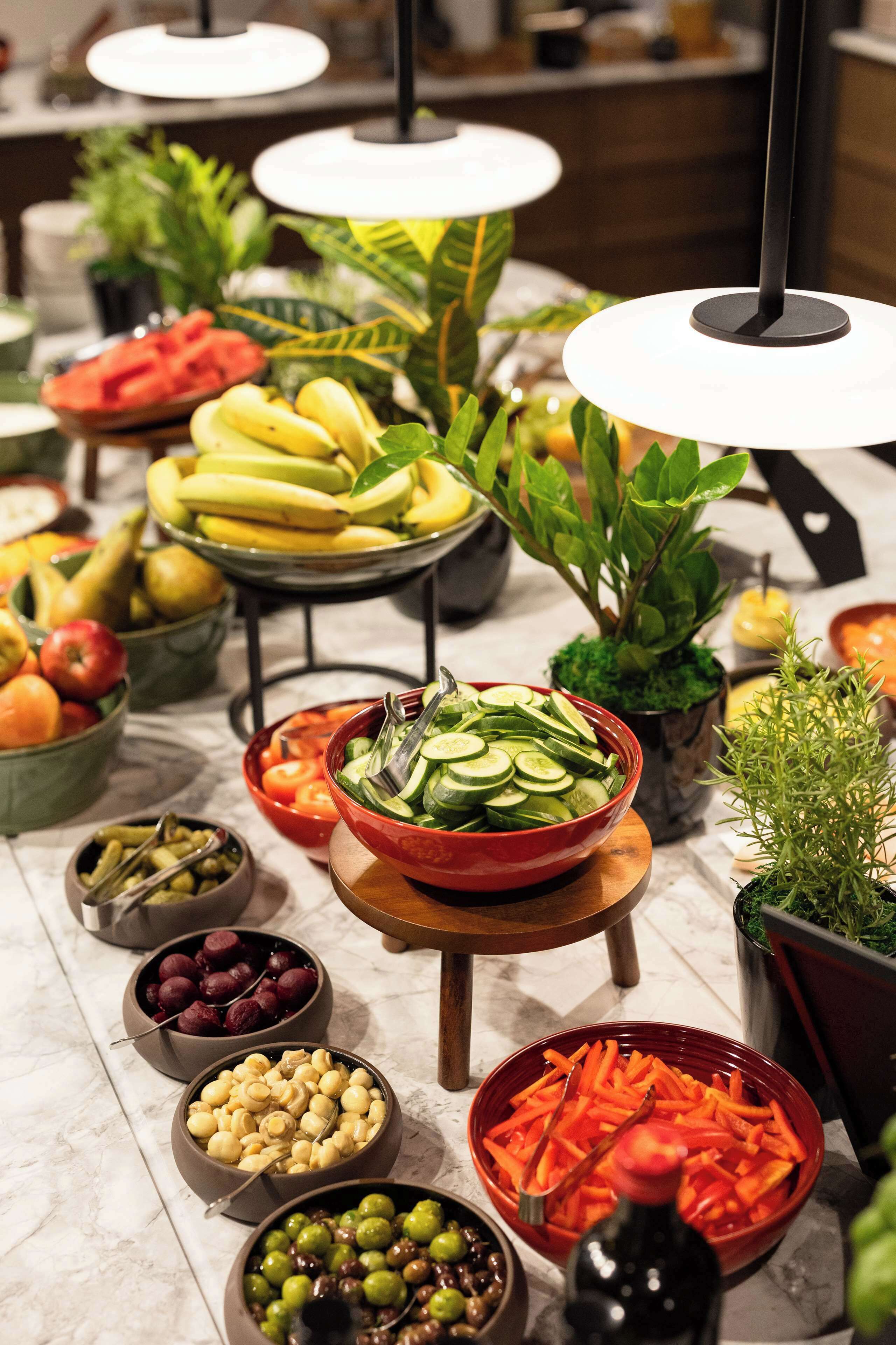 Une table de buffet proposant une variété de fruits, de légumes et de fruits à coque.