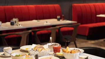 Desayuno buffet diario (PLN 90 por persona)