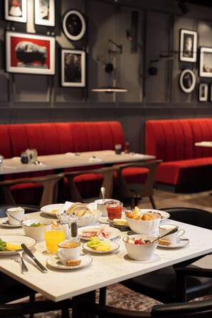 Tägliches Frühstücksbuffet (90 PLN pro Person)