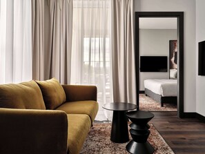 Cofres nos quartos, escrivaninha, espaço de trabalho para notebook