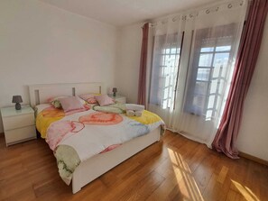 2 عدّة غرف نوم وسرير سفر وواي فاي وملاءات أسرّة