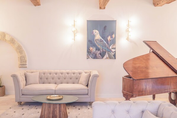 Fernseher, Tischtennisplatte