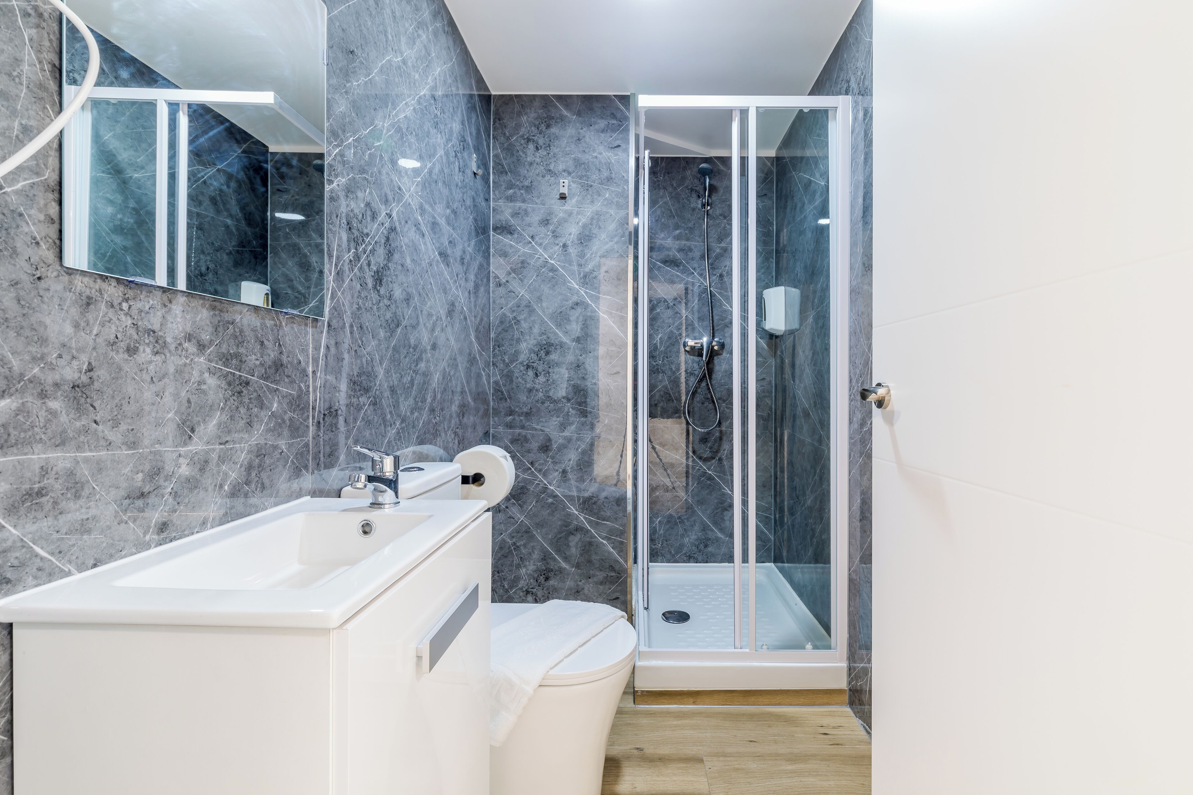 Habitación básica doble, no fumadores, baño compartido | Baño | Ducha, secador de pelo, toallas y jabón